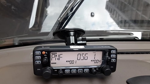 Màn hình điều khiển được gắn trên giá MBF-1 cho bộ đàm Icom IC-2730A
